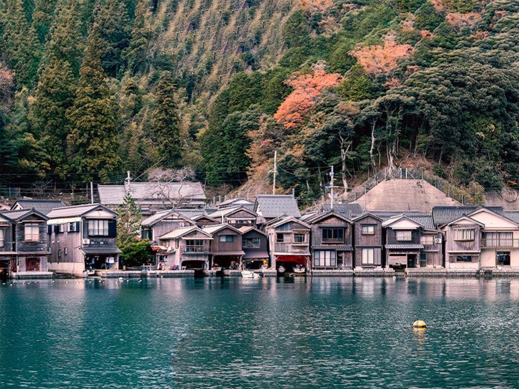 Houses at the foot of the mountain by the water